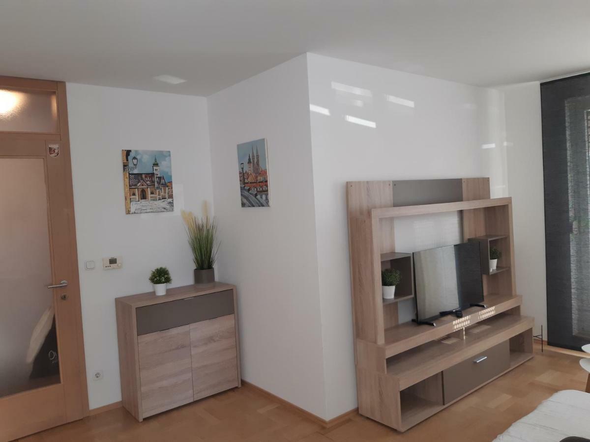 Apartment With Garage Lavici Zagreb Bagian luar foto